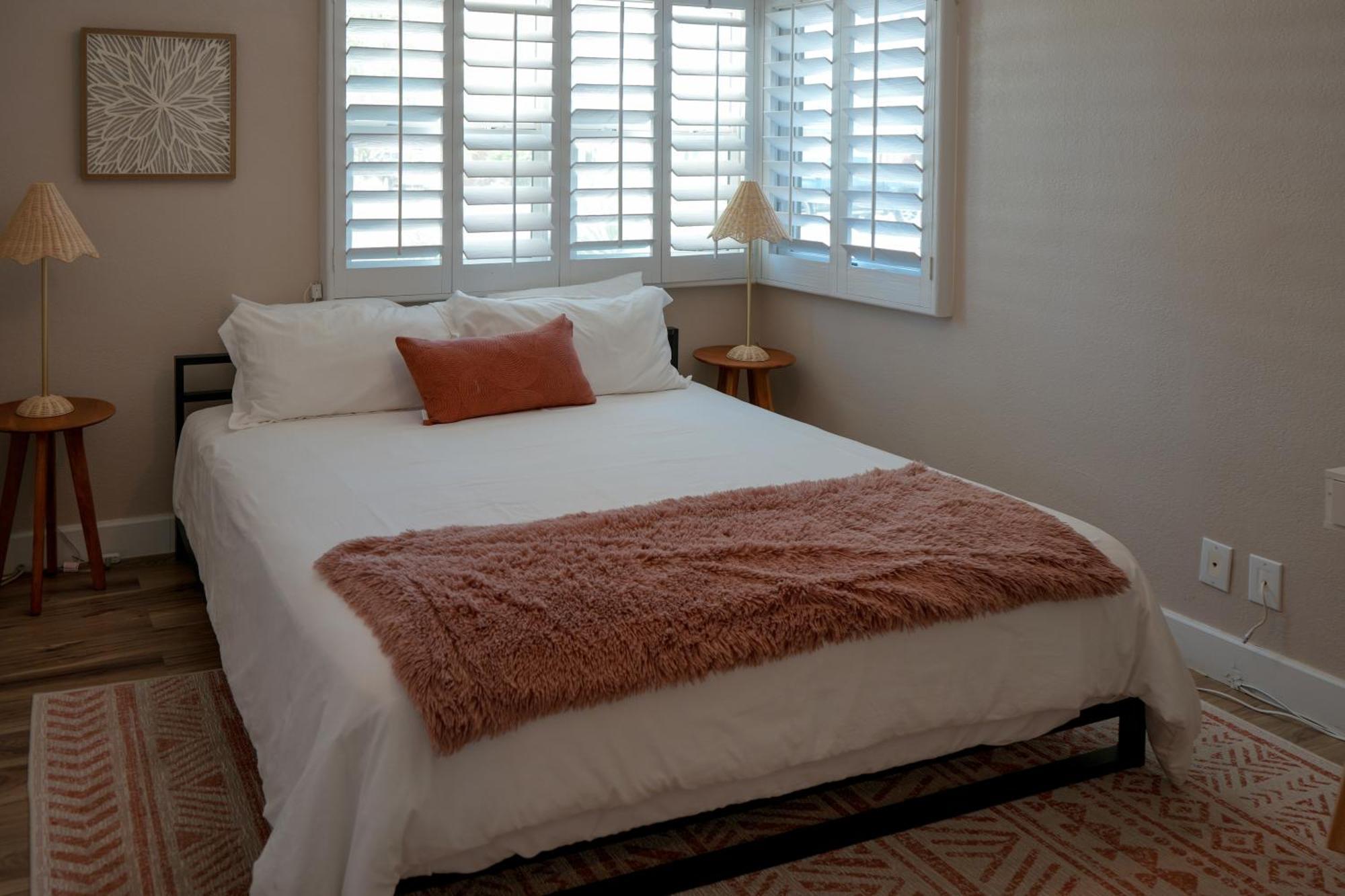 The Pink Cactus - Desert Retreat - Luxe Pool, Golf & Game Room Indio Bagian luar foto