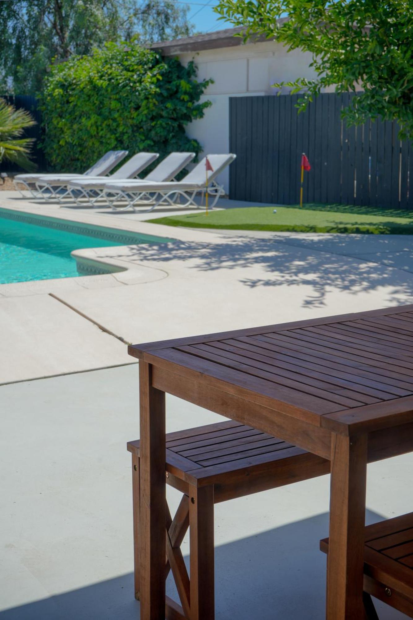 The Pink Cactus - Desert Retreat - Luxe Pool, Golf & Game Room Indio Bagian luar foto